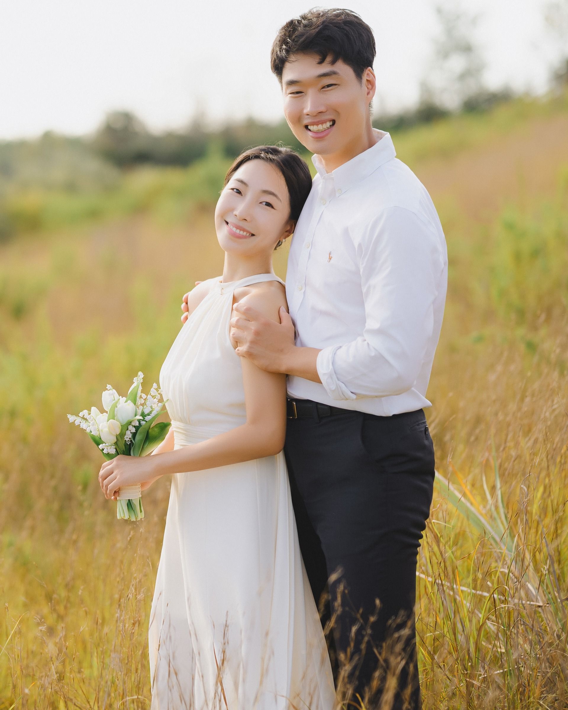 억새밭에서 함께 웃는 신랑 신부